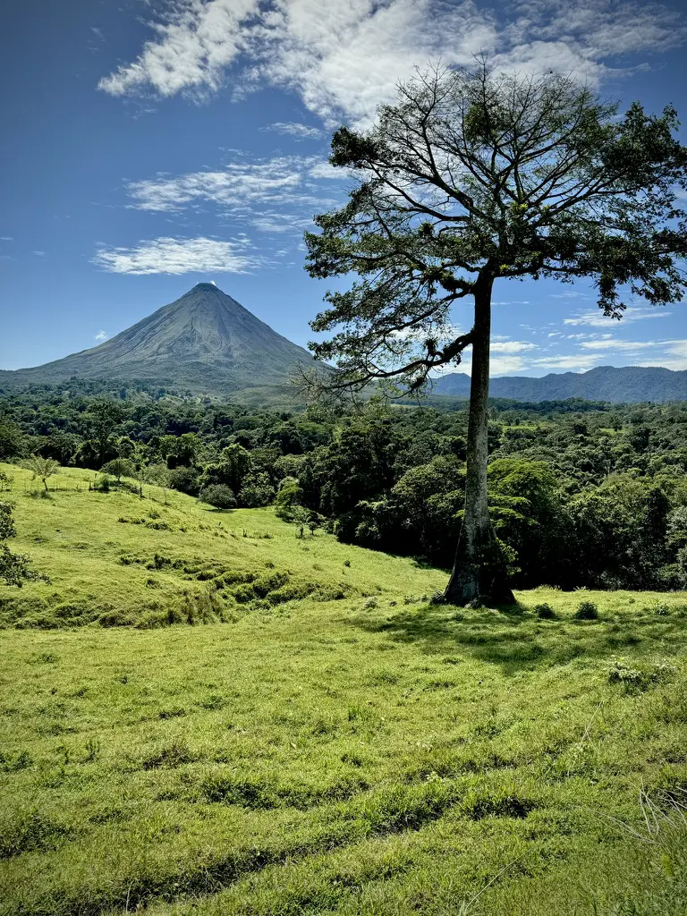 Potreros rurales con el Volcán Arenal a la distancia