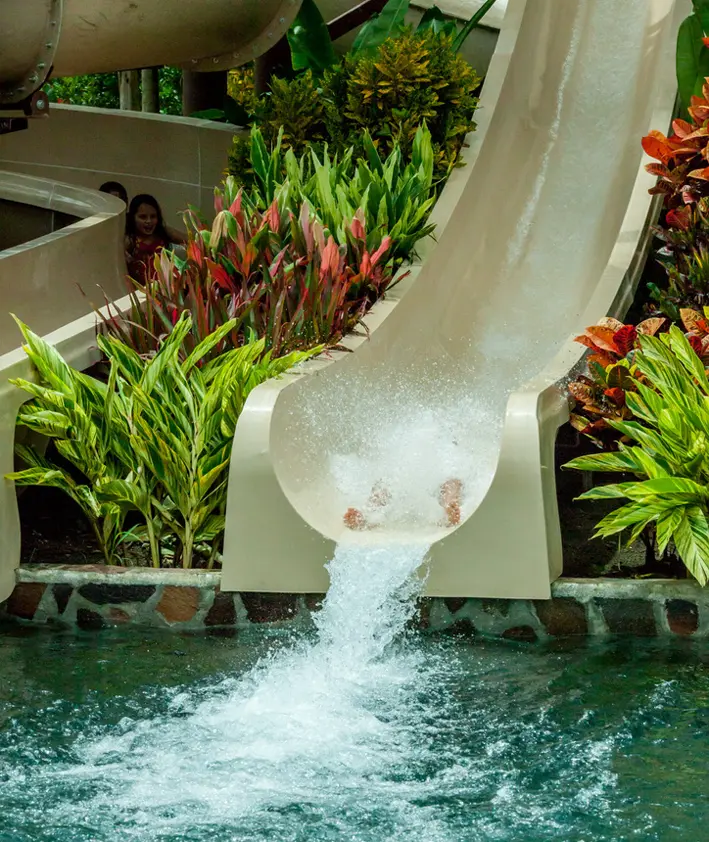Tobogán de agua en un resort de aguas termales en la región de Arenal