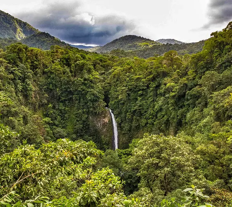 Catarata La Fortuna cayendo en el cañón verde