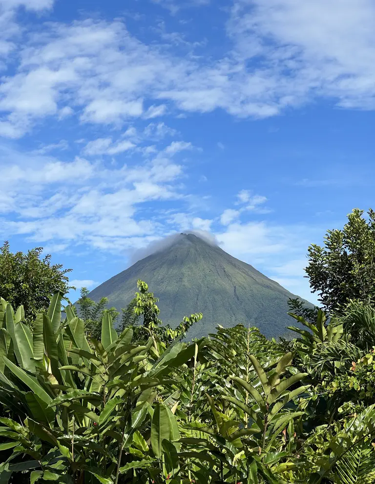 Volcán Arenal elevándose sobre la selva en un día despejado