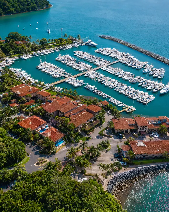 Vista aérea de la marina y el resort de Herradura