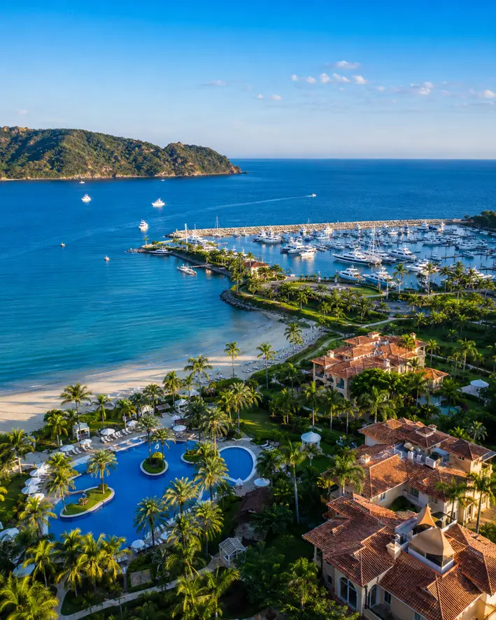 La marina y la costa de la bahía de Herradura desde el aire