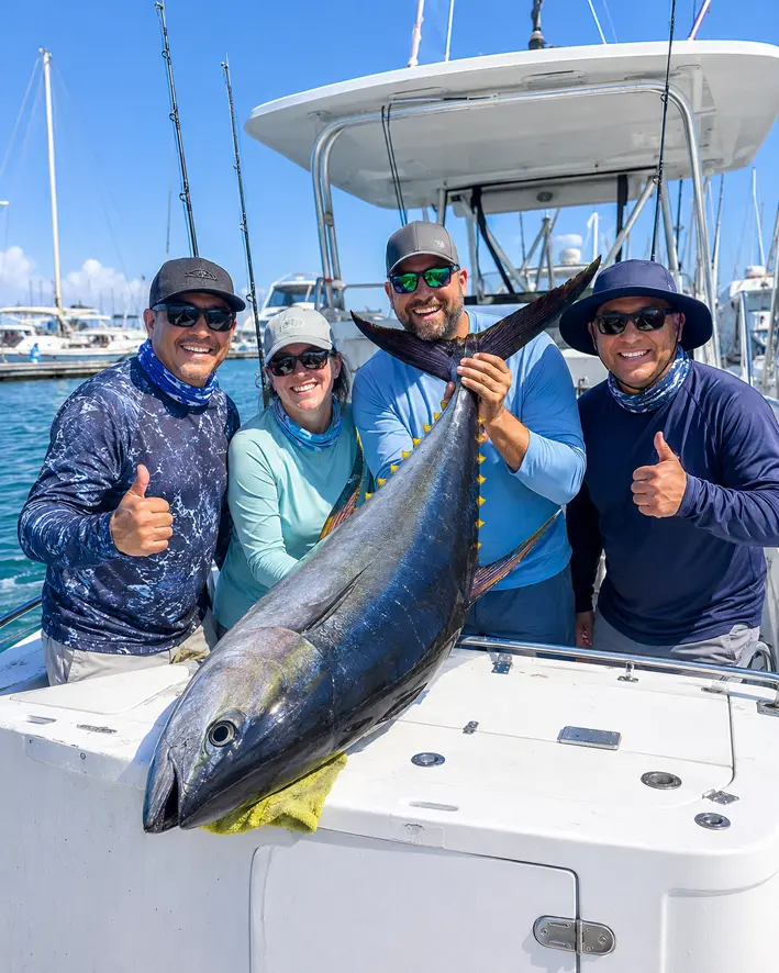 Tripulación de pesca deportiva con una gran captura en la marina de Herradura