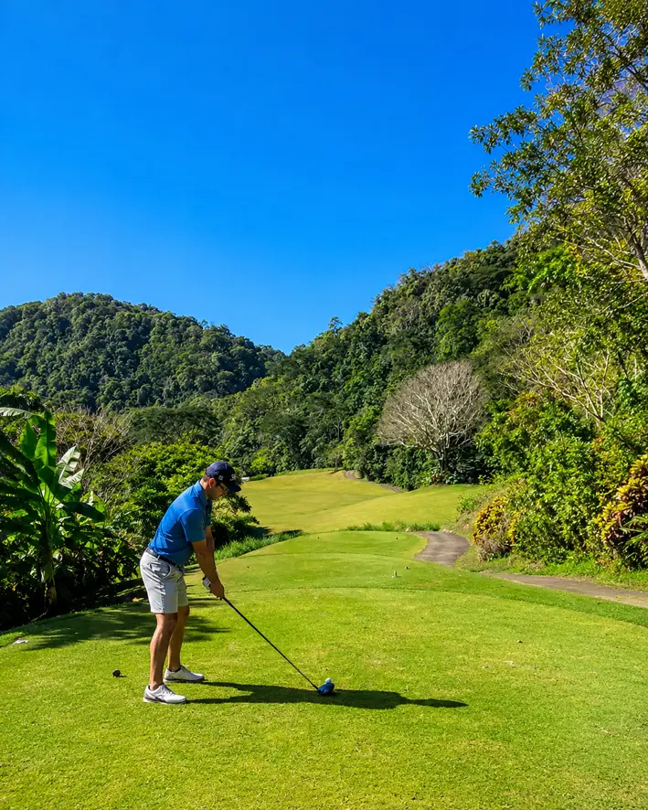 Golfista en una cancha sobre Herradura