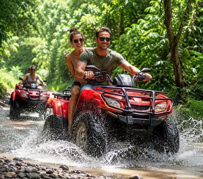 Tour en cuadraciclo cruzando un río cerca de Tamarindo