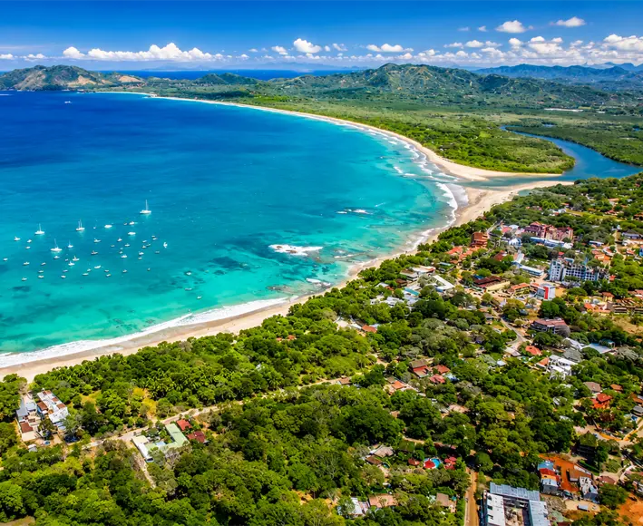 Vista aérea de la bahía y el estero de Tamarindo