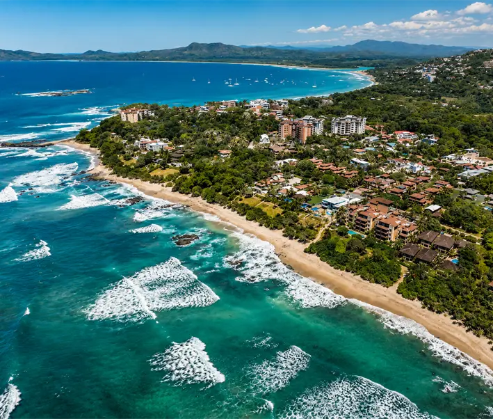 La costa de Tamarindo y sus olas desde el aire
