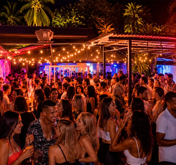 Vida nocturna de Tamarindo — bar de playa de noche